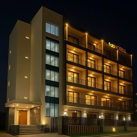 Fabhotel Satyam International ノイダ エクステリア 写真