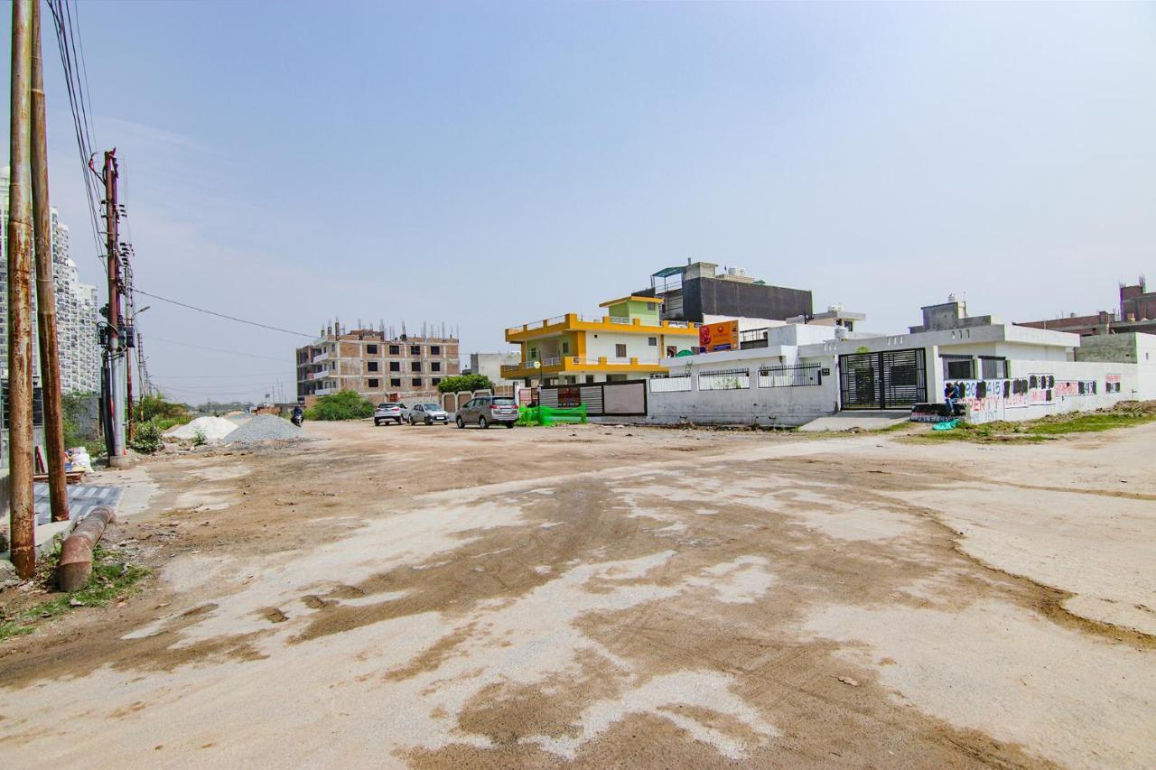 Fabhotel Satyam International ノイダ エクステリア 写真